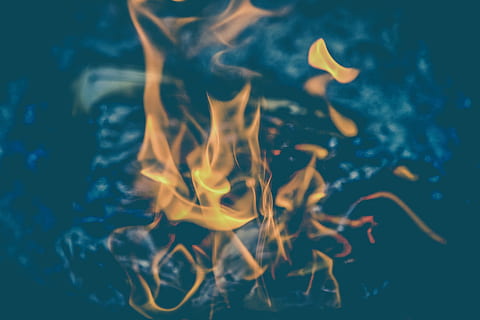 stadig, ild, flammer, brænding, forkullede, smuk, lys, bevægelse, natur, tæt på, ingen mennesker, vand, flamme, undervands-, gul, hav, brand - naturligt fænomen, abstrakt, varme - temperatur, udendørs, blå, meddelelse, orange farve, svømning, blå baggrund, 4K, CC0, offentligt domæne, royaltyfrie