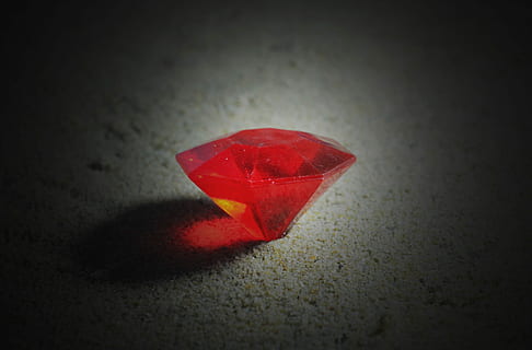 diamant rouge, diamant, rouge, rubis, jouet, symbole, Couleur, rouge, rubis, sol, le sable, forme de coeur, amour, objet unique, personne, fermer, émotion positive, émotion, à l'intérieur, ombre, prise de vue en studio, vignette, projecteur, saint valentin - jour férié, la chance, nature morte, fond noir, fond gris, mise au point sélective, 1080P, CC0, domaine public, libre de droits