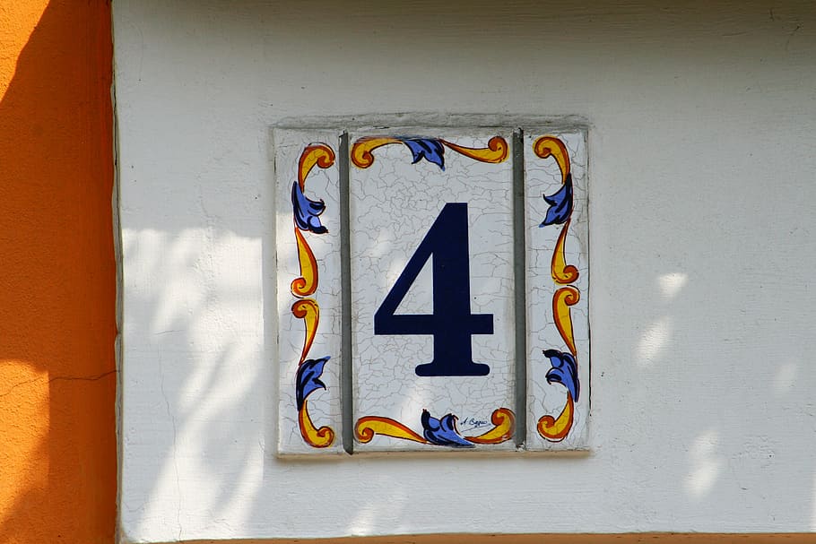 casa, adreça, 4, quatre, decoració, funció de construcció de parets, cap gent, signe, comunicació, a l'interior, nombre, arquitectura, Color blanc, representació, representació humana, primer pla, semblança masculina, dia, estructura construïda, ombra, bany, blau, paret, informació, 4K