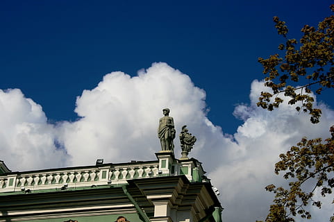 palau d'hivern, cantonada, estàtua, núvols, blanc, cel blau, arbre, arquitectura, cel, núvol - cel, escultura, vista d’angle baix, estructura construïda, art i artesania, naturalesa, exterior de l'edifici, cap gent, representació, dia, representació humana, història, el passat, planta, a l'aire lliure, fauna animal, columna arquitectònica, 1080P, CC0, domini públic, lliure de regalies