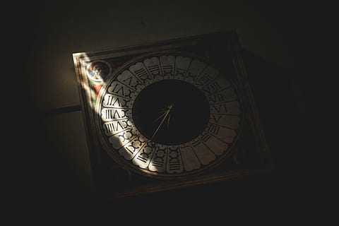 brown, white, analog clock, light, roman, numerals, clock, time, dark, no people, roman numeral, indoors, clock face, circle, geometric shape, close-up, architecture, studio shot, number, copy space, shape, accuracy, clock tower, clock hand, hour hand, minute hand, black background, 4K