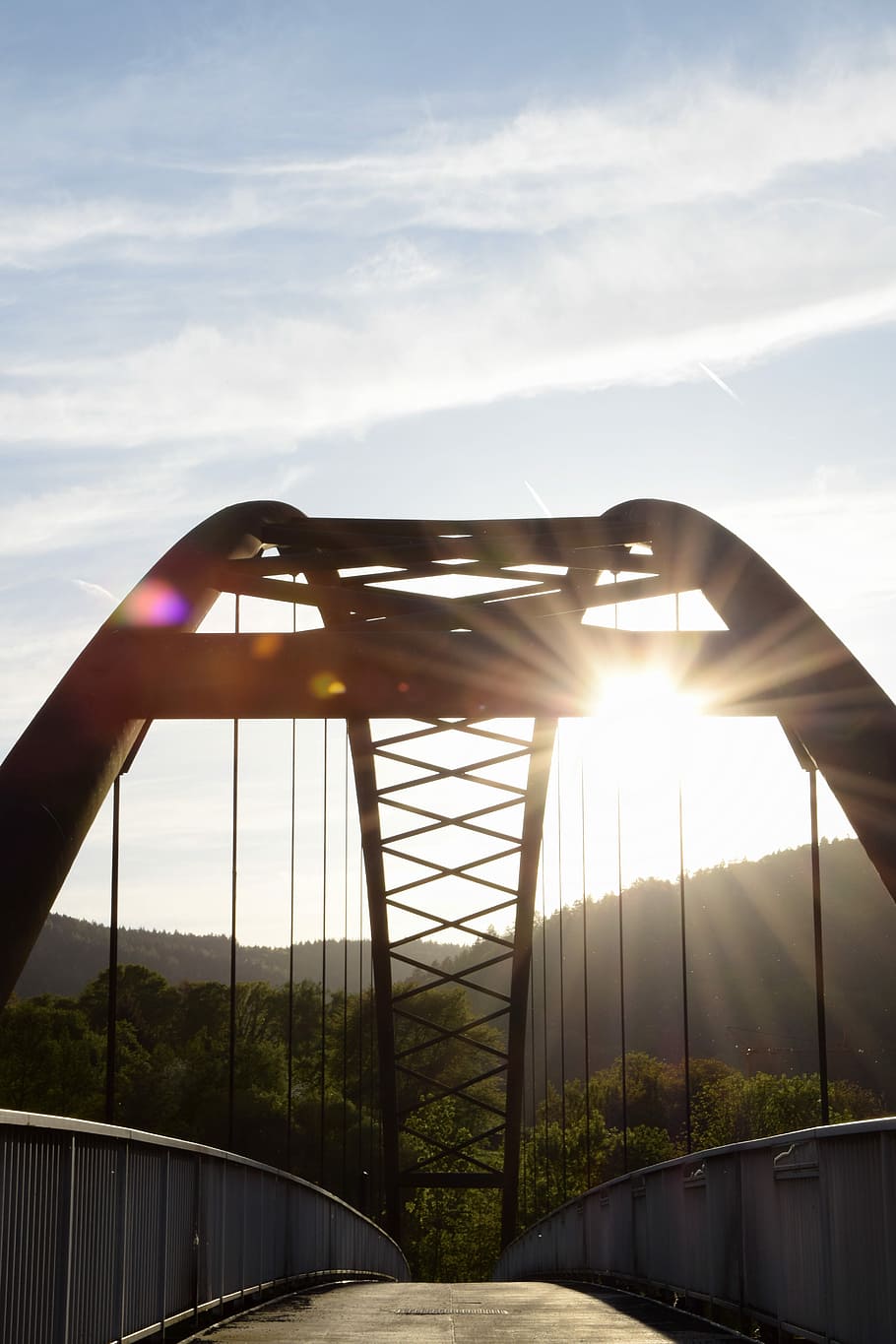 pont, posta de sol, arc, vespre, construcció de ponts, abendstimmung, horitzó, cel de la nit, arbres, paisatge, bosc, naturalesa, barana de pont, barana, molls de pont, Pont en suspensió, sol, llocs d'interès, edifici, spessart principal, francs suïssos, mainfranken, núvols, primavera, blau, àrea principal, reflexions, escènic, Alemanya, cel, núvol - cel, llum solar, flare de la lent, raig de sol, arquitectura, estructura construïda, transport, dia, cap gent, a l'aire lliure, cotxe, connexió, vidre - material, pont - estructura feta per l'home, 5K