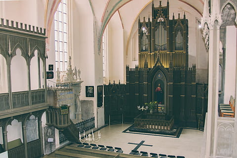 gotisch, tijdperk kerk, interieur, architectuur, gebouw, infrastructuur, structuur, etablissement, ramen, kerk, heilig, religie, venster, boog, reflectie, binnenshuis, geschiedenis, dag, geen mensen, stad, ingebouwde structuur, gebedsruimte, geestelijkheid, glas - materiaal, geloof, buitenkant van het gebouw, buitenshuis, architectonische kolom, glas, overladen, 2K, CC0, publiek domein, royaltyvrij