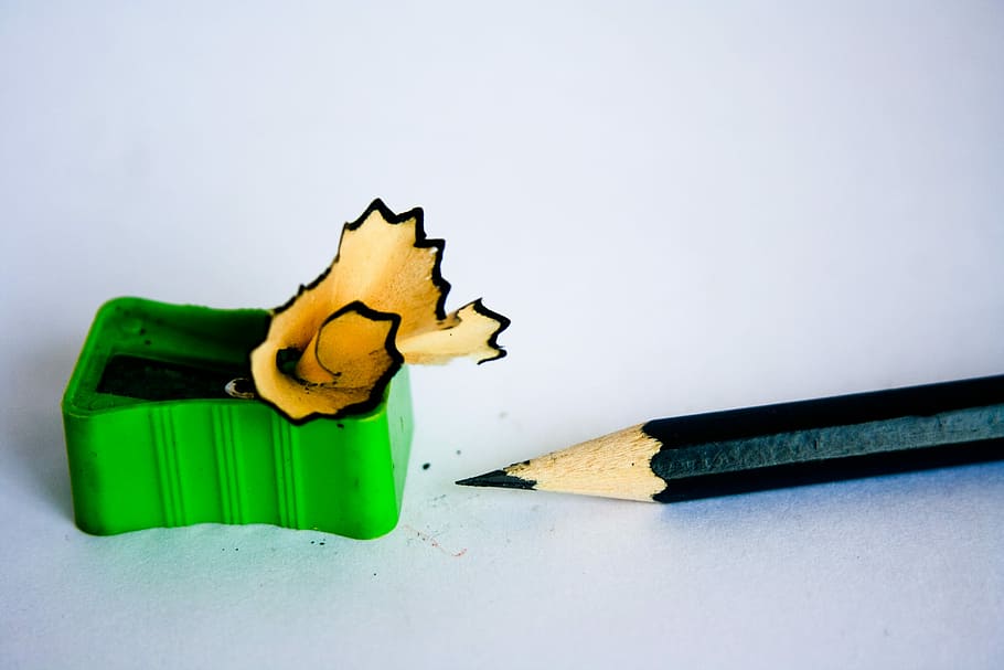 Maquineta verda, maquineta, llapis, afilador, oficina, educació, escola, grafit, papereria, color verd, groc, fons blanc, tir de l'estudi, cap gent, a l'interior, natura morta, instrument d’escriptura, primer pla, art i artesania, goma d'esborrar, encenalls de llapis, paper, encenalls, material de fusta, agut, còpia espai, 4K