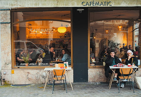 persone, seduta, dentro, bar, gruppo, mangiare, ristorante, strada, finestre, riflessione, gruppo di persone, persone reali, tavolo, città, uomini, architettura, attività commerciale, esterno dell'edificio, caffè del marciapiede, posto a sedere, trasparente, folla, adulto, donne, cibo e bevande, vetro - materiale, cenare, 4K, CC0, dominio pubblico, privo di copyright