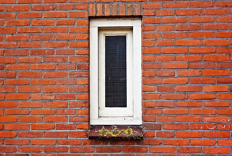 Fenster, Glas, Gehäuse, schmales Fenster, weißes Fenster, Ziegelwand, Wand, rote Backsteinmauer, Fenster in der Wand, die Architektur, gebaute Struktur, Gebäudehülle, Backstein, Gebäude, keine Leute, Tag, Wandbau - Funktion, Haus, geschlossen, draußen, Muster, Vollbild, Hintergründe, Wohngegend, rot, alt, Fensterrahmen, 4K, CC0, gemeinfrei, lizenzfrei