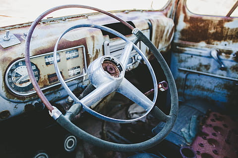 grau, schwarz, Fahrzeuglenkrad, gebrochen, Lenkrad, Nahaufnahme Fotografie, Auto, alt, Rost, Metall, Rad, Transport, Wasserfahrzeug, Transportart, altmodisch, Landfahrzeug, Oldtimer, Retro-Stil, obsolet, Instrumententafel, Fahrzeugteil, verlassen, rostig, beschädigt, Transportmittel, Ablehnen, Verschlechterung, heruntergewirtschaftet, keine Leute, Nahansicht, Tag, Kraftfahrzeug, draußen, 5K, CC0, gemeinfrei, lizenzfrei