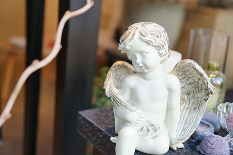 Engel, Statue, Cherub, Skulptur, menschliche Darstellung, keine Leute, Spiritualität, Religion, Kunst und Handwerk, Darstellung, Kreativität, Fokus auf den Vordergrund, Glauben, männliche Ähnlichkeit, weibliche Ähnlichkeit, Nahansicht, Tag, Kunst, drinnen, Büste, Tabelle, Idol, 2K, CC0, gemeinfrei, lizenzfrei