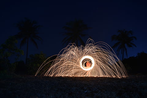 Stahlwolle, Stahlwolle Fotografie, Feuerwerk, Nacht-, dunkel, Beleuchtung, Muster, Drahtwolle, Spinnen, Bewegung, beleuchtet, Funken, Langzeitbelichtung, Bewegungsunschärfe, Land, Kreis, Geometrische Figur, Natur, eine Person, Zeichen, Warnschild, Palme, draußen, Himmel, gestalten, Feuerwerk - künstliches Objekt, 5K, CC0, gemeinfrei, lizenzfrei