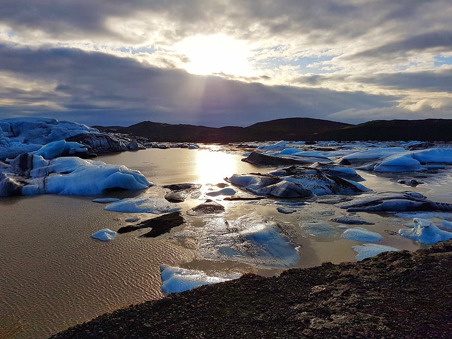posta de sol, iceberg, llacuna, núvol, gel, cel, impressionant, sol, svinafellsjokull, Islandia, llac daurat, calma, pacífica, escènic, reflexió, núvol - cel, aigua, naturalesa, escenics, cap gent, a l'aire lliure, mar, escenics - natura, tranquil·litat, escena tranquil·la, bellesa a la natura, idíl·lic, muntanya, temperatura de fred, llum solar, hivern, fusió, 4K