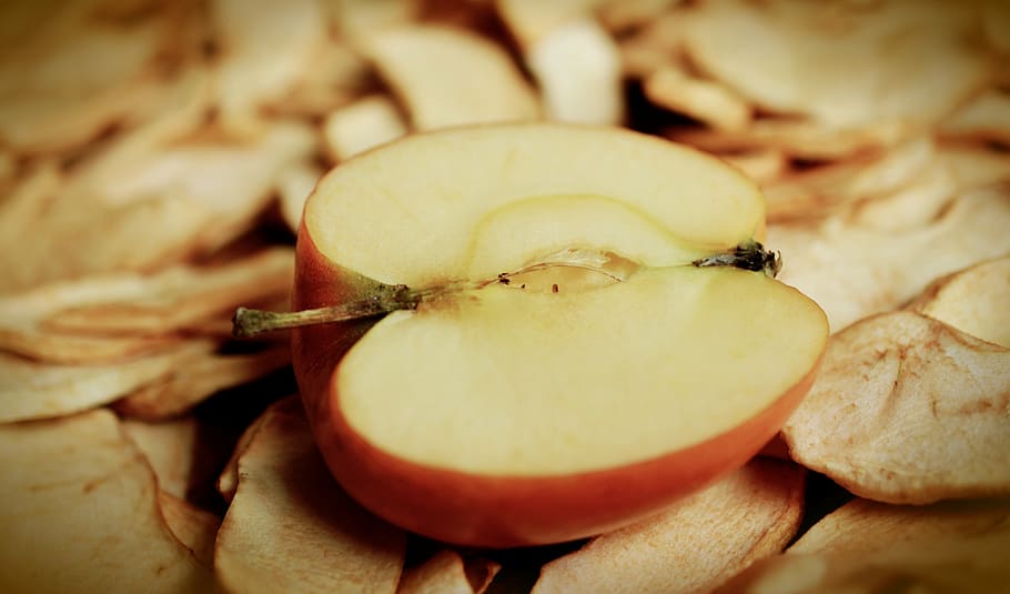 poma, la meitat de la poma, nucli, rodanxes, pomes seques, Fruits secs, sec, rodanxes de poma, fruita, disc, menjar, primer pla, orgànic, menjar i beguda, alimentació saludable, benestar, frescor, cap gent, enfocament selectiu, centrar-se en primer pla, a l'interior, aliments crus, vegetals, gran grup d'objectes, grup d'objectes, tir de l'estudi, marc complet, naturalesa, madur, material de fusta, 5K