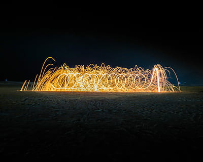 fotografia timelapse, ballerini di fuoco, fotografia time lapse, luci, notte, buio, modello, spirale, illuminato, movimento, lunga esposizione, raggiante, movimento sfocato, pittura leggera, lana filo, sentiero leggero, luce - fenomeno naturale, cielo, creatività, cultura artistica e intrattenimento, velocità, natura, all'aperto, nessuno, scintille, astratto, luce, complessità, 2K, CC0, dominio pubblico, privo di copyright