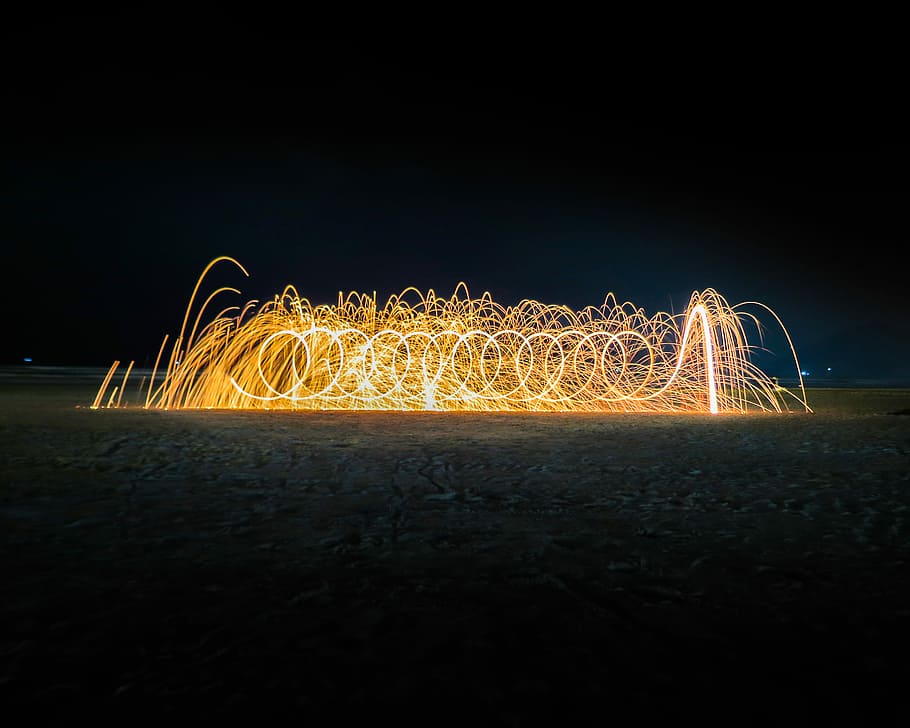 fotografia timelapse, ballerini di fuoco, fotografia time lapse, luci, notte, buio, modello, spirale, illuminato, movimento, lunga esposizione, raggiante, movimento sfocato, pittura leggera, lana filo, sentiero leggero, luce - fenomeno naturale, cielo, creatività, cultura artistica e intrattenimento, velocità, natura, all'aperto, nessuno, scintille, astratto, luce, complessità, 2K