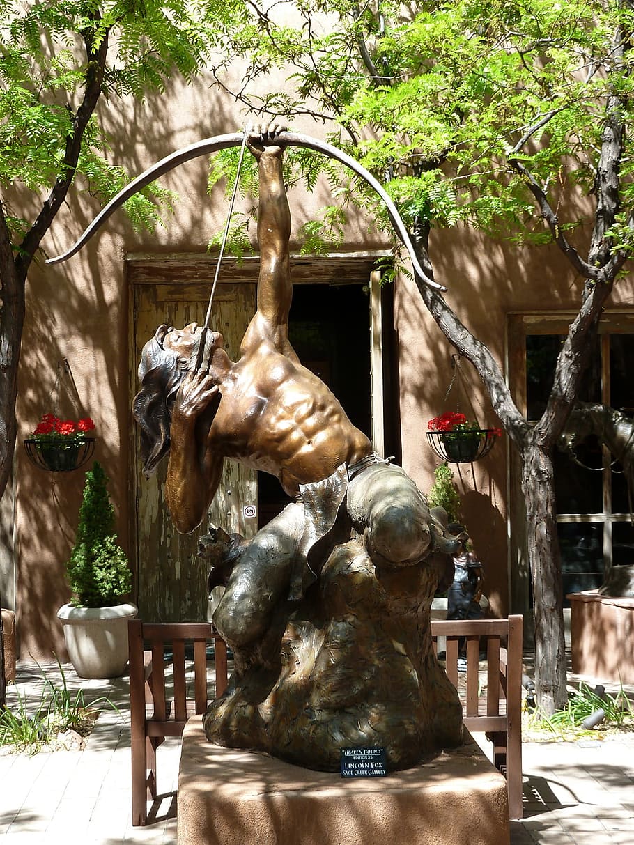 indfødte, indiske, indisk, statue, bue, pil, hjemmehørende, indian, statue, sløjfe, pil, metal, kunst, skulptur, Kunst og håndværk, træ, bygning udvendig, udendørs, plante, repræsentation, kreativitet, natur, ingen mennesker, sollys, arkitektur, dag, bygget struktur, parkere, menneskelig repræsentation, pattedyr, håndværk, 720P