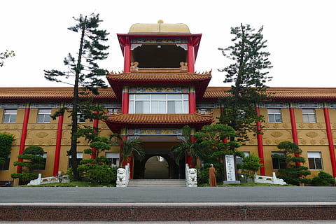 tempel, Boeddhisme, tempelcomplex, Boeddhist, religie, Taiwan, kaohsiung, Boeddha, ingebouwde structuur, architectuur, buitenkant van het gebouw, fabriek, gebouw, boom, natuur, geen mensen, hemel, dag, huis, buitenshuis, groei, Ingang, gebedsruimte, stad, geloof, woonwijk, richting, 5K, CC0, publiek domein, royaltyvrij