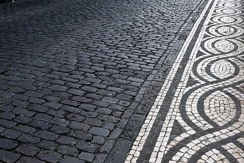 Straße, Mosaik-, Weg, Muster, Ponta Delgada, Portugal, Azoren, Insel, Erde, Boden, Kunst, Platz, Weiß, schwarz, texturiert, High Angle View, keine Leute, Kopfsteinpflaster, Fußweg, Stadt, Stein, Pflasterstein, Tag, draußen, Vollbild, Hintergründe, Design, Bürgersteig, die Architektur, Mannloch, gestalten, 5K, CC0, gemeinfrei, lizenzfrei
