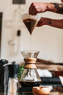 person, filtrering, kaffe, tragt, bedrift, fyldt op, kaffefilter, hælde, klar, glasbeholder, bønne, la, dryppe, bønnevand, menneskelig hånd, hånd, drikke, en person, mad og drikke, indendørs, menneskelig kropsdel, rigtige mennesker, fokus på forgrunden, apparat, kaffe - drikke, forberedelse, forfriskning, kaffemaskine, making, friskhed, kaffekande, forbereder mad, 4K, CC0, offentligt domæne, royaltyfrie