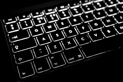 rétro-éclairé, clavier, ordinateur portable, photo en gros plan, La technologie, affaires, ordinateur, travail, clavier d'ordinateur, portable, clé d'ordinateur, l'Internet, fermer, la communication, pc, couleur noire, équipement, des ordinateurs, communications globales, Technologie sans fil, équipement informatique, lien, partie informatique, texte, alphabet, lettre, à l'intérieur, réseau informatique, dispositif d'information portable, personne, 4K, CC0, domaine public, libre de droits