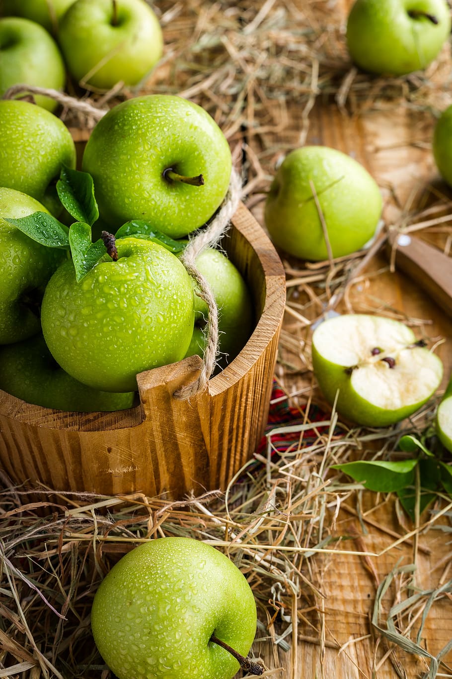 verd, pomes, poc profund, lent de enfocament, poma, fruita, taula, estiu, collita, madur, pomera, poma verda, menjar, jardí, dia d’estiu, elitexpo, primer pla, fulles verdes, menjar i beguda, cistella, fruita de poma, alimentació saludable, color verd, frescor, vista d’angle alt, a l'interior, benestar, contenidor, cap gent, natura morta, material de fusta, pomera de granny smith, orgànic, aliments crus, 5K