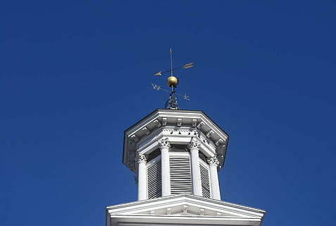 Himmel, Pfeil, Windfahne, Richtung, blauer Himmel, Weißes Haus, Wind, Norden, Süden, Osten, west, die Architektur, Kirche, Blau, gebaute Struktur, Gebäudehülle, klarer Himmel, Gebäude, Flachwinkelansicht, Wetterfahne, keine Leute, Natur, Turm, kopieren sie platz, Tag, Reiseziele, Sonnenlicht, sonnig, Uhr, Reise, Stadt, 720P, CC0, gemeinfrei, lizenzfrei