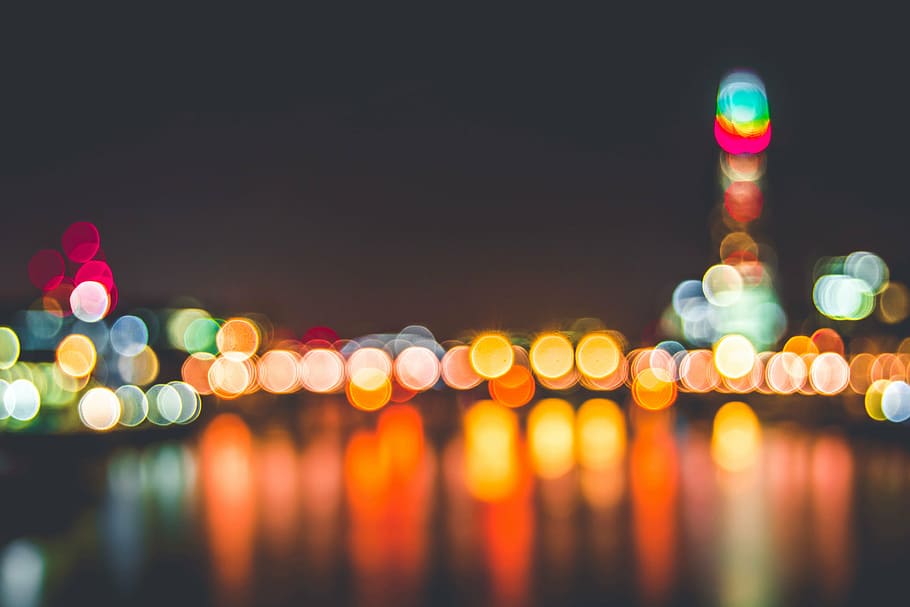 fotografia di bokeh, luci, riflessione, acqua, notte, colorato, sera, crepuscolo, illuminato, luminosa, splendore, cerchi, vivido, multicolore, nessuno, all'aperto, destinazioni di viaggio, città, defocused, attrezzatura per l'illuminazione, luce - fenomeno naturale, cerchio, architettura, strada, forma geometrica, forma, vita di città, riflesso lente, traffico, movimento, esterno dell'edificio, astratto, luce, vita notturna, sfondo nero, 5K