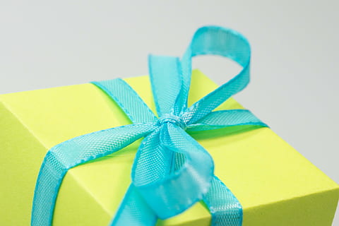 Blue Ribbon Box, gemacht, Geschenk, Paket, Schleife, Paketschleife, Weihnachten, Weihnachtsdekoration, geben, Advent, verpackt, Geschenkverpackung, Überraschung, Geschenke, Muttertag, Kindergeburtstag, Geburtstag, Dekoration, Freude, bunt, Farbe, Feier, Kasten - Behälter, Band, Bogen, isoliert, Band - Nähartikel, gebundener Bogen, Geschenkbox, Gelb, Studioaufnahme, Papier-, drinnen, Emotion, Box, Nahansicht, keine Leute, einzelnes Objekt, gebunden, Stillleben, Geschenkpapier, 4K, CC0, gemeinfrei, lizenzfrei