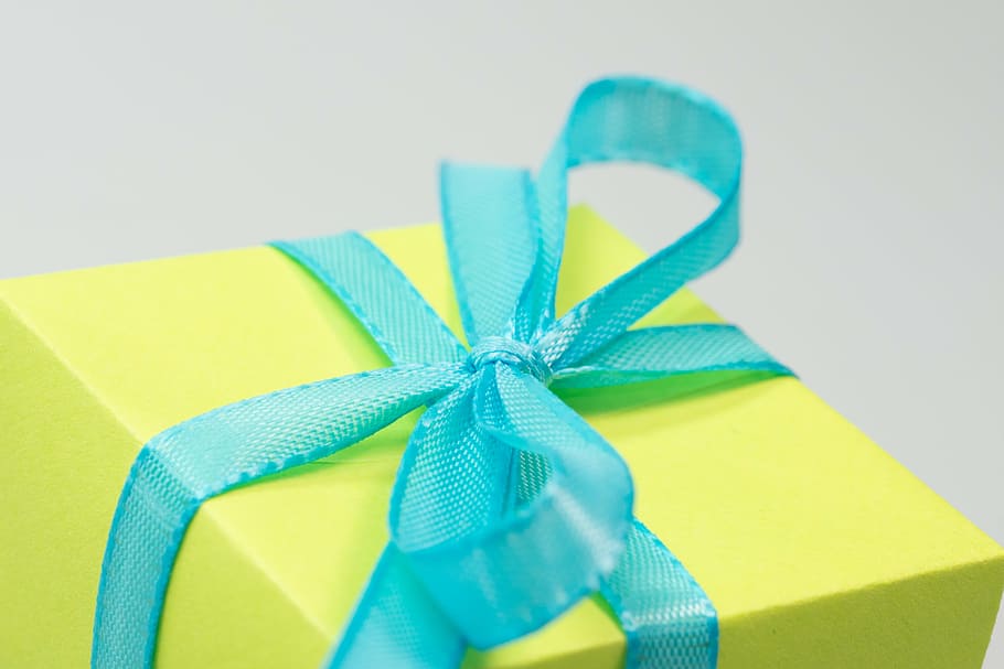 Blue Ribbon Box, gemacht, Geschenk, Paket, Schleife, Paketschleife, Weihnachten, Weihnachtsdekoration, geben, Advent, verpackt, Geschenkverpackung, Überraschung, Geschenke, Muttertag, Kindergeburtstag, Geburtstag, Dekoration, Freude, bunt, Farbe, Feier, Kasten - Behälter, Band, Bogen, isoliert, Band - Nähartikel, gebundener Bogen, Geschenkbox, Gelb, Studioaufnahme, Papier-, drinnen, Emotion, Box, Nahansicht, keine Leute, einzelnes Objekt, gebunden, Stillleben, Geschenkpapier, 4K