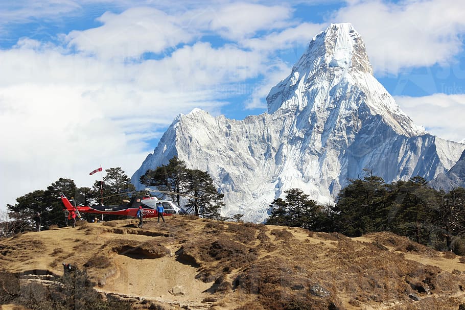 Everest, Base, Lager, heli, Tour, Gipfel, Grün, blätterte, Bäume, Berg, Weiß, Schnee, Himmel, wolke - himmel, Szenen - Natur, Schönheit in der Natur, Gebirge, Winter, kalte Temperatur, Abenteuer, Natur, Landschaft, Umgebung, Tag, ruhige Szene, Nicht-städtische Szene, Rock, schneebedeckter Berg, Freizeitbeschäftigung, draußen, Formation, 5K