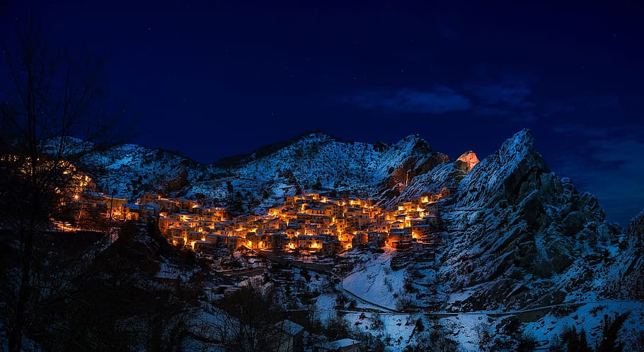 fred, neu, llum, paisatge, núvols, tarda, zing, congelat, cases, gel, gelada, muntanya, a l'aire lliure, reflexió, escènic, cel, nevat, viatjar, poble, hivern, nit, temperatura de fred, arquitectura, il·luminat, naturalesa, edifici, exterior de l'edifici, escenics - natura, vespre, cap gent, medi ambient, estructura construïda, Serra, estrella - espai, astronomia, fosc, lluna plena, 1080P