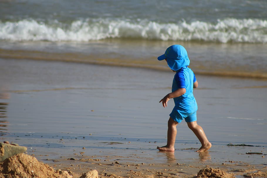 lille barn, iført, blå, skjorte, gå, kyst, hav, udforske, Spille, Mar, børn leger, barnespil, sand, vand, sol, sommer, strand, barn, glæde af barn, leger i sandet, lille, sjovt, barndom, udendørs, kystlinje, drenge, ferier, mennesker, jord, en person, fuld længde, rigtige mennesker, bevægelse, dag, livsstil, fritidsaktivitet, natur, afslappet tøj, bagfra, 5K