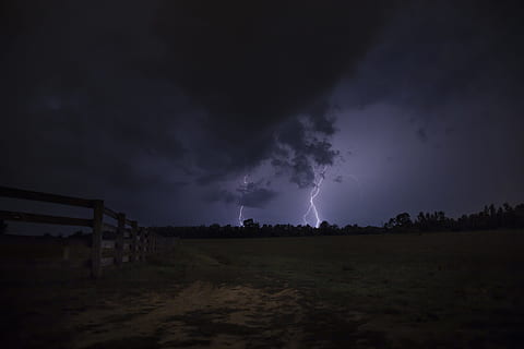 lynnedslag, jord, nat tid, skyer, overskyet, mørk, aften, Mark, græs, græsfelt, græsarealer, landskab, græsplæne, lyn, nat, silhuetter, storm, torden, tordenvejr, træer, vejr, træhegn, himmel, sky - himmel, skønhed i naturen, miljø, storm sky, advarselsskilt, natur, magt i naturen, ingen mennesker, strøm, skilt, meddelelse, ildevarslende, udendørs, aggression, 5K, CC0, offentligt domæne, royaltyfrie