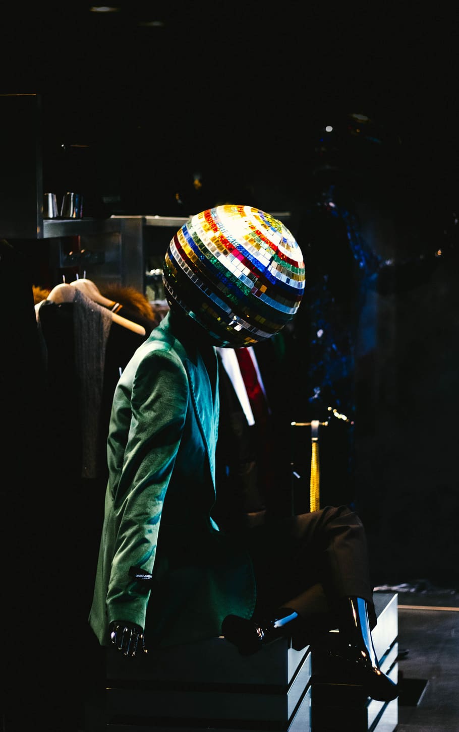 Person, tragen, Grün, Blazer, Disco Kugelkopf Kostüm, Mann, Sitzung, Blau, hölzern, Sitz, Disco-Kugel, Ball, Reflexion, Spiegel, Statue, echte Menschen, eine Person, Männer, Kunst, Kultur und Unterhaltung, drinnen, Nacht-, Lebensstile, Legere Kleidung, halten, Besetzung, Seitenansicht, Fertigkeit, Dreiviertel Länge, Arbeiten, beleuchtet, Musik-, Kleidung, Nachtleben, Bühne, verdecktes Gesicht, 4K