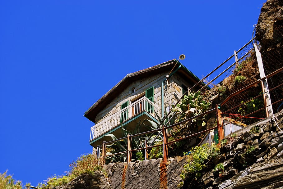 casa, rock, pedra, cel, cinque terre, liguria, Itàlia, arquitectura, estructura construïda, exterior de l'edifici, edifici, blau, arbre, cel clar, planta, naturalesa, dia, cap gent, barri residencial, vista d’angle baix, vell, còpia espai, a l'aire lliure, història, el passat, 4K