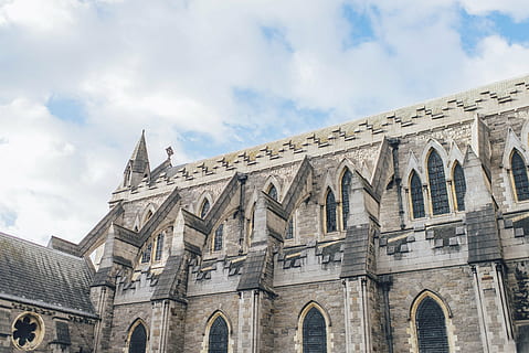 braun, schwarz, Beton, Gebäude, Weiß, Wolken, die Architektur, Infrastruktur, Struktur, Einrichtung, Fenster, Himmel, berühmter Platz, Geschichte, Kirche, Europa, alt, gebaute Struktur, Religion, Gebäudehülle, Anbetungsstätte, wolke - himmel, Glauben, Flachwinkelansicht, Reiseziele, Spiritualität, die Vergangenheit, Reise, Tag, Bogen, Natur, keine Leute, draußen, Gothic Style, Turm, 5K, CC0, gemeinfrei, lizenzfrei