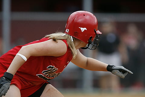 softball, speler, spel, wedstrijd, spelen, atleet, tiener, veld-, sport, uniform, vrouw, loper, beginnen, actie, meisjes softbal, rood, handschoen, competitief, verwachting, focus, concentratie, meisje, middelbare school, gefocust, focus op de voorgrond, een persoon, helm, hoofddeksels, bekwaamheid, kleding, volwassen, veiligheid, dag, bescherming, bezit, jonge volwassene, bepaling, buitenshuis, levensstijlen, 2K, CC0, publiek domein, royaltyvrij