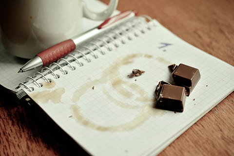 Două, maro, tablete de ciocolata, alb, carte, caiet, plan, datele, cană de cafea, pauză, scrie, face o notă de, planificare, un nou inceput, ciocolată, birou, nici o persoana, în interior, dependenta, a închide, zi, masa, cafea - băutură, mancare si bautura, să se concentreze asupra primelor elemente, cafea, halbă, natură moartă, creativitate, ceașcă, hârtie, băutură, selectiv, stilou, vedere în unghi mare, lemn - material, tehnologie, faianță, 5K, CC0, domeniu public, fără drepturi de autor