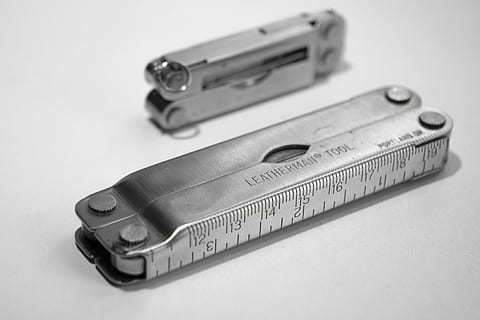 uitrusting, gereedschap, multifunctionele, leatherman, studio opname, binnenshuis, enkel object, witte achtergrond, geen mensen, bedrijf, detailopname, groep objecten, wapen, metaal, twee objecten, meetinstrument, geweer, maatschappelijke kwesties, misdrijf, door de mens gemaakt, gezondheidszorg en medicijnen, veiligheid, kleine groep objecten, 4K, CC0, publiek domein, royaltyvrij