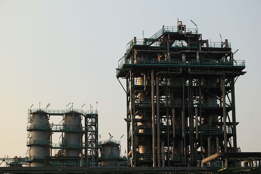 Alemanya, alsumer, Berg, indústria, industrial, cel, cel clar, arquitectura, fàbrica, generació de combustible i energia, exterior de l'edifici, indústria del petroli, cap gent, naturalesa, estructura construïda, aigua, dia, refineria, negocis, vista d’angle baix, a l'aire lliure, dipòsit d'emmagatzematge, metall, pila de fums, equipament industrial, Pol · lució, planta química, 4K