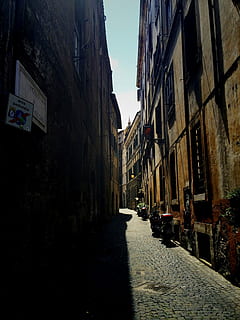 grå, top, vej, beton, bygning, dagtimerne, top vej, vej mellem, gade, arkitektur, gammel, urban scene, Italien, by, bygget struktur, smal, gyde, bygning udvendig, Europa, hus, ingen mennesker, gammel by, rejsemål, boligområde, vejen frem, retning, natur, himmel, dag, transportmidler, udendørs, faldende perspektiv, skygge, lang, 2K, CC0, offentligt domæne, royaltyfrie