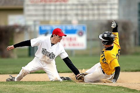 jogador de baseball, deslizando, placa, dia, beisebol, deslizar, segunda base, jogador, jogos, concorrência, Toque, jogo de baseball, campo, infield, esporte, base, Fora, corredor, capacete, atleta, açao, luva, Canadá, beisebol - esporte, jogando, campo de jogo, machos, criança, adolescente, esporte competitivo, pessoas, uniforme esportivo, batendo, capacete esportivo, movimento, adolescência, bola, Rapazes, roupas, time esportivo, atividade esportiva, esforço, 1080P, CC0, domínio público, royalty free