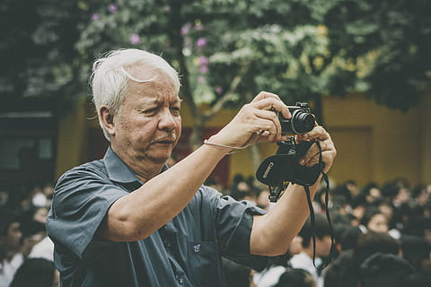 man holding camera, man taking picture, man, camera, selective focus, photo, camera - Photographic Equipment, people, senior Adult, photographing, men, photographer, hobbies, adult, outdoors, filming, digital Camera, caucasian Ethnicity, camera Operator, photography themes, adults only, only men, activity, occupation, technology, holding, one person, portrait, headshot, gray hair, focus on foreground, leisure activity, lifestyles, males, white hair, mature men, slr camera, 5K, CC0, public domain, royalty free