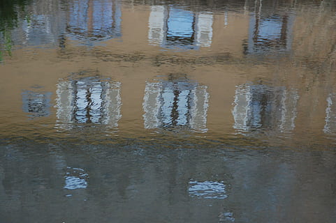 refleksioner, bygning, Dam, afspejling, natur, vand, ingen mennesker, dag, havnefronten, våd, udendørs, pyt, arkitektur, baggrunde, høj vinkel visning, gammel, sø, fuld ramme, bygning udvendig, bygget struktur, himmel, 2K, CC0, offentligt domæne, royaltyfrie