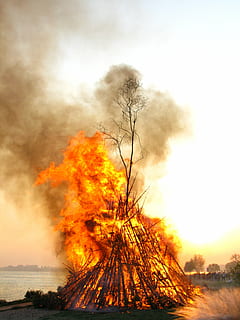 Osterfeuer, Elbe, Feuer, Himmel, Natur, Land, Baum, Schönheit in der Natur, keine Leute, Pflanze, wolke - himmel, Umgebung, Wasser, Ruhe, Rauch - physische Struktur, Verbrennung, Szenen - Natur, draußen, orange Farbe, Nicht-städtische Szene, Landschaft, ruhige Szene, Verschmutzung, 4K, CC0, gemeinfrei, lizenzfrei