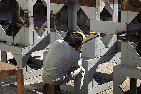 mand, sidder, mursten, bedrift, acetylen, boding metalplade, hvid, ramme, dagtimerne, svejser, svejsning, arbejder, stål, metal, sikkerhed, konstruktion, maske, metalarbejde, byggebranchen, Manuel arbejder, byggeplads, beskæftigelse, industri, en person, sollys, arkitektur, herrer, dag, bygget struktur, sidebillede, rigtige mennesker, natur, udvikling, stående, udendørs, træ - materiale, design professionel, varme tøj, 4K, CC0, offentligt domæne, royaltyfrie