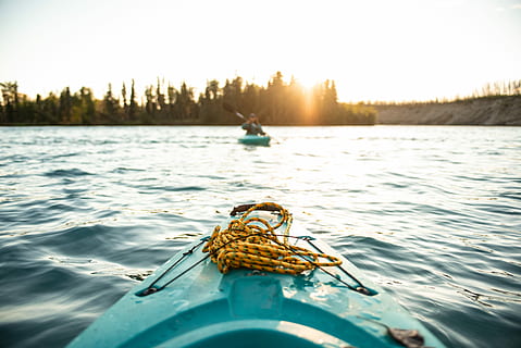 person silhuet foto, ombord, grøn, kajak, teal sit-on-top kajak, legeme, vandfoto, flyde, sejlsport, båd, reb, guld, blå og guld, Stillehavet nordvest, PNW, udforske, dyreliv, eventyr, natteliv, midnat, midnatssol, alaska, Kenai, flod, ro kajak, fyrretræ, stedsegrønne, vand, sollys, natur, nautiske fartøj, transportmidler, himmel, udendørs, rejse, transportform, dag, sø, sol, solnedgang, skønhed i naturen, ingen mennesker, afspejling, linseflare, flyder på vandet, 5K, CC0, offentligt domæne, royaltyfrie