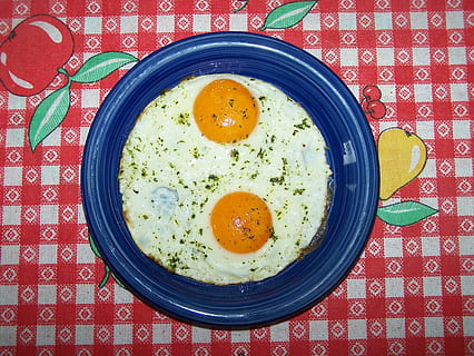 ous ferrats, ou, berenar, esmorzar, menjar, menjar i beguda, alimentació saludable, ou fregit, directament a sobre, fregit, benestar, llest per menjar, a l'interior, blau, cap gent, taula, frescor, patró, natura morta, vermell, estri de cuina, rovell d'ou, costat assolellat cap amunt, 2K, CC0, domini públic, lliure de regalies