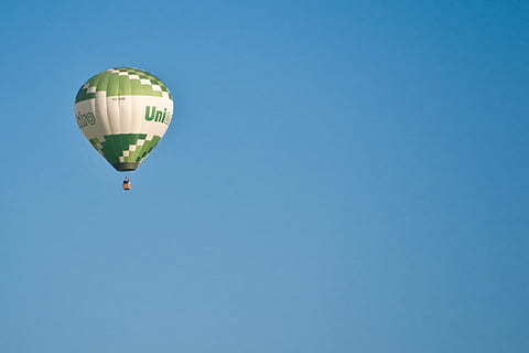 globus, conduir, volar, cel, globus d'aire calent, colorit, vista general, globus captius, esports aeri, dirigible, anar en globus, aire, Viatge amb globus aerostàtic, vent, flotar, vehicle aeri, volant, blau, transport, a l'aire, cel clar, còpia espai, aventura, naturalesa, cap gent, vista d’angle baix, viatjar, dia, multicolor, manera de transport, viatge, celebració, festival de globus, a l'aire lliure, heli, 2K, CC0, domini públic, lliure de regalies