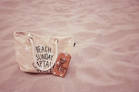 domenica spiaggia capitano pace, stampato, Marrone, pelle, totalizzatore, Borsa, sabbia, spiaggia, tote bag, nessuno, mare, estate, in casa, giorno, avvicinamento, terra, testo, sceneggiatura occidentale, comunicazione, natura, all'aperto, Messaggio, natura morta, contenitore, vista dall'alto, creatività, vacanze, singola parola, viaggio, emozione, 1080P, CC0, dominio pubblico, privo di copyright