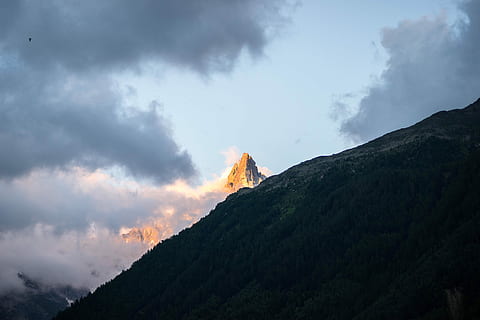 cim d’il·luminació solar, marró, muntanya, mostrant, costat, cobert, bosc, cim de muntanya, pic, núvol, boira, fons de la natura, fons de pantalla de la natura, naturalesa, senderisme, sortida del sol, posta de sol, chamonix, França, núvol - cel, cel, bellesa a la natura, escenics - natura, fum - estructura física, volcà, paisatge, escena no urbana, cap gent, geologia, terra, medi ambient, tranquil·litat, escena tranquil·la, Serra, a l'aire lliure, calor - temperatura, lava, poder a la natura, cràter volcànic, 5K, CC0, domini públic, lliure de regalies