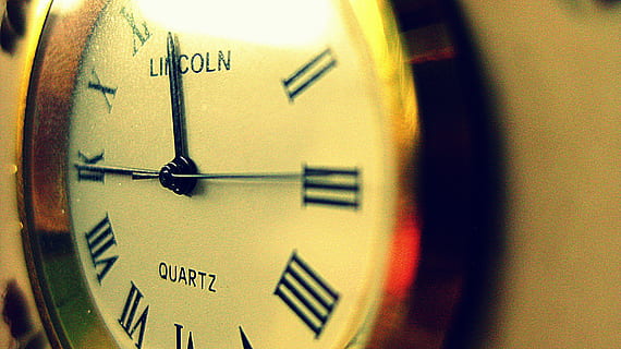 ur, tid, sekund, time, minut, antik, grunge, årgang, tekst, meddelelse, vejledning, tæt på, dag, nummer, klok hånd, uret ansigt, minut hånd, ingen mennesker, vestlige script, murbygningsfunktion, tidsinstrument, indendørs, haster, selektiv fokusering, nøjagtighed, teknologi, gul, vægur, 2K, CC0, offentligt domæne, royaltyfrie